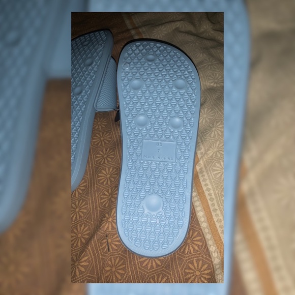 Women baby blue slippers size 7 supper comfortable and never worn! - Picture 3 of 3